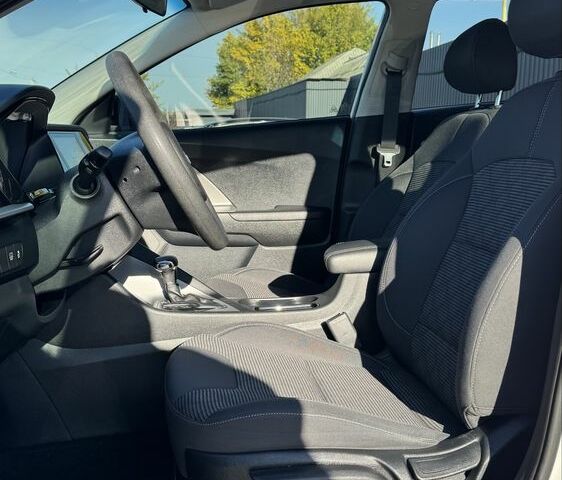 Білий Кіа Niro, об'ємом двигуна 1.6 л та пробігом 37 тис. км за 19700 $, фото 11 на Automoto.ua