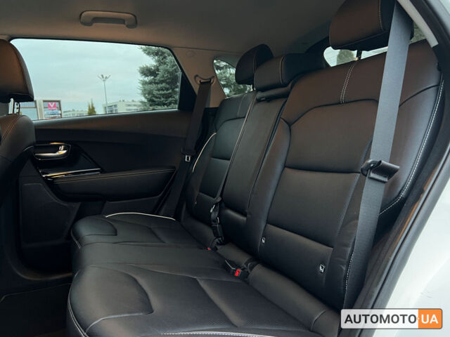 Білий Кіа Niro, об'ємом двигуна 64 л та пробігом 81 тис. км за 19999 $, фото 12 на Automoto.ua