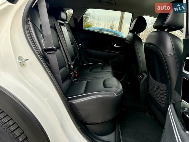 Білий Кіа Niro, об'ємом двигуна 0 л та пробігом 89 тис. км за 18950 $, фото 94 на Automoto.ua