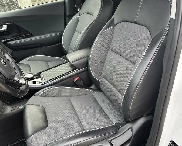 Білий Кіа Niro, об'ємом двигуна 0 л та пробігом 147 тис. км за 18800 $, фото 7 на Automoto.ua