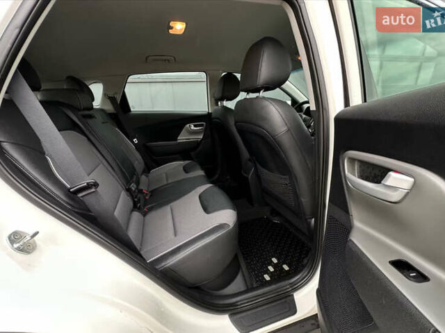 Белый Киа Niro, объемом двигателя 0 л и пробегом 150 тыс. км за 17900 $, фото 2 на Automoto.ua