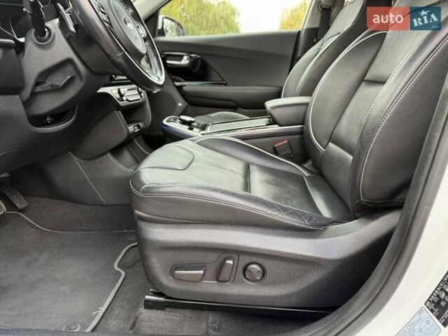 Білий Кіа Niro, об'ємом двигуна 0 л та пробігом 168 тис. км за 18455 $, фото 7 на Automoto.ua