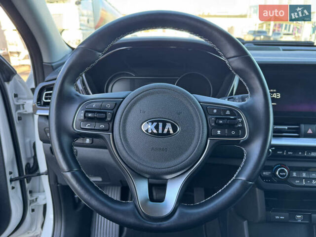 Киа Niro 2020 в Киеве на Automoto.ua Белый Киа Niro, объемом двигателя 0 л и пробегом 151 тыс. км за 19600 $, фото 24 на Automoto.ua