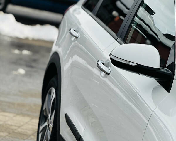 Білий Кіа Niro, об'ємом двигуна 0 л та пробігом 117 тис. км за 19750 $, фото 7 на Automoto.ua