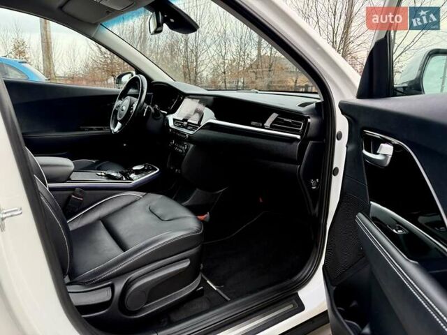 Білий Кіа Niro, об'ємом двигуна 0 л та пробігом 89 тис. км за 18950 $, фото 77 на Automoto.ua