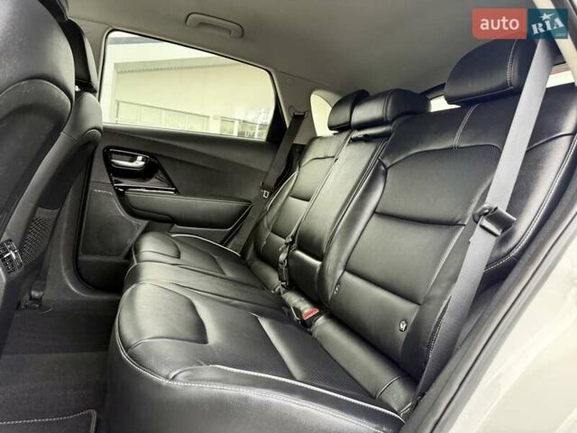 Білий Кіа Niro, об'ємом двигуна 0 л та пробігом 89 тис. км за 18950 $, фото 101 на Automoto.ua