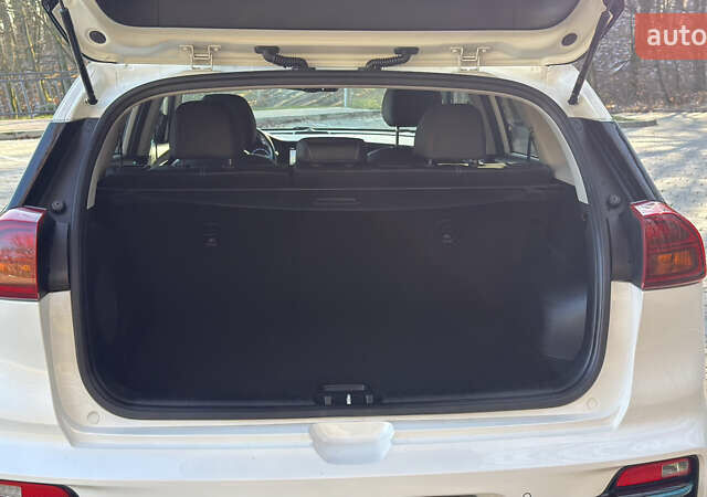 Белый Киа Niro, объемом двигателя 0 л и пробегом 126 тыс. км за 18400 $, фото 9 на Automoto.ua