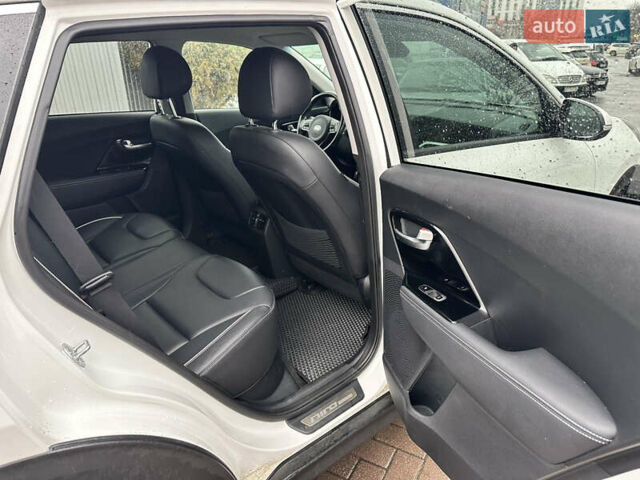 Белый Киа Niro, объемом двигателя 0 л и пробегом 75 тыс. км за 18300 $, фото 7 на Automoto.ua