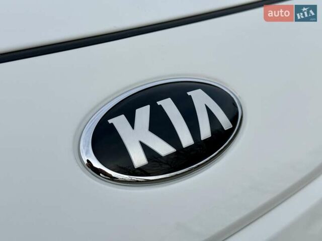 Білий Кіа Niro, об'ємом двигуна 0 л та пробігом 89 тис. км за 18950 $, фото 28 на Automoto.ua