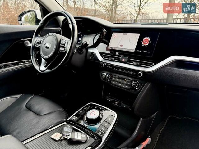 Білий Кіа Niro, об'ємом двигуна 0 л та пробігом 89 тис. км за 18950 $, фото 86 на Automoto.ua