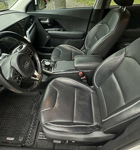 Киа Niro 2020 в Ирпене на Automoto.ua Белый Киа Niro, объемом двигателя 0 л и пробегом 79 тыс. км за 21000 $, фото 25 на Automoto.ua