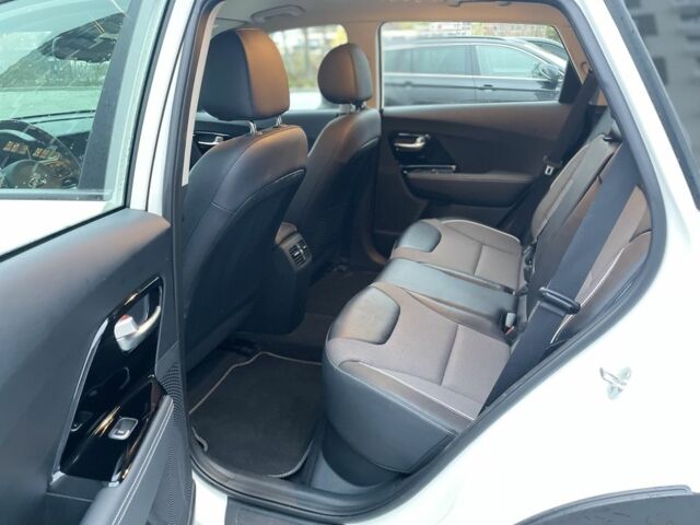 Білий Кіа Niro, об'ємом двигуна 0 л та пробігом 106 тис. км за 19500 $, фото 5 на Automoto.ua