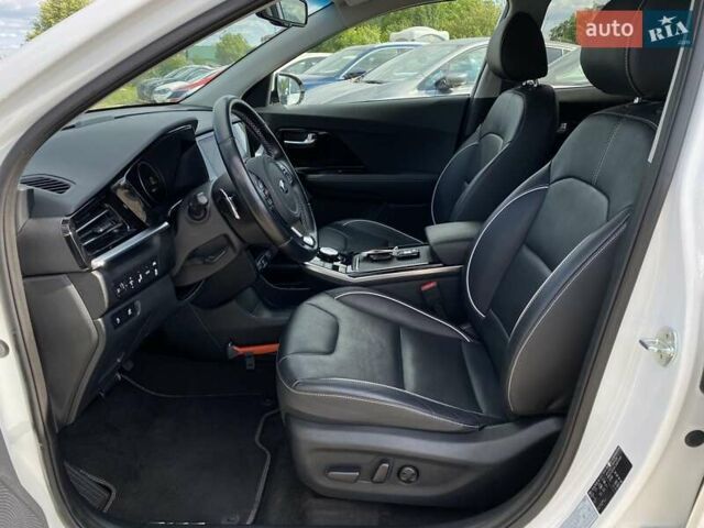 Білий Кіа Niro, об'ємом двигуна 0 л та пробігом 112 тис. км за 22900 $, фото 22 на Automoto.ua