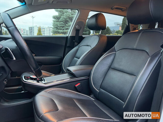 Білий Кіа Niro, об'ємом двигуна 64 л та пробігом 81 тис. км за 19999 $, фото 17 на Automoto.ua