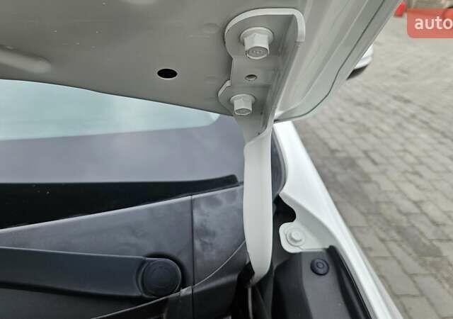 Киа Niro 2020 в Радомышле на Automoto.ua Белый Киа Niro, объемом двигателя 0 л и пробегом 73 тыс. км за 22300 $, фото 35 на Automoto.ua