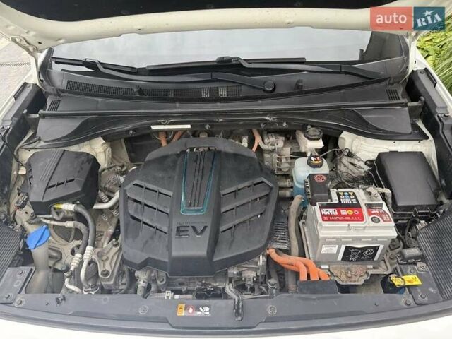 Білий Кіа Niro, об'ємом двигуна 0 л та пробігом 133 тис. км за 18500 $, фото 5 на Automoto.ua
