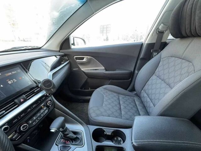 Белый Киа Niro, объемом двигателя 1.6 л и пробегом 100 тыс. км за 12000 $, фото 9 на Automoto.ua