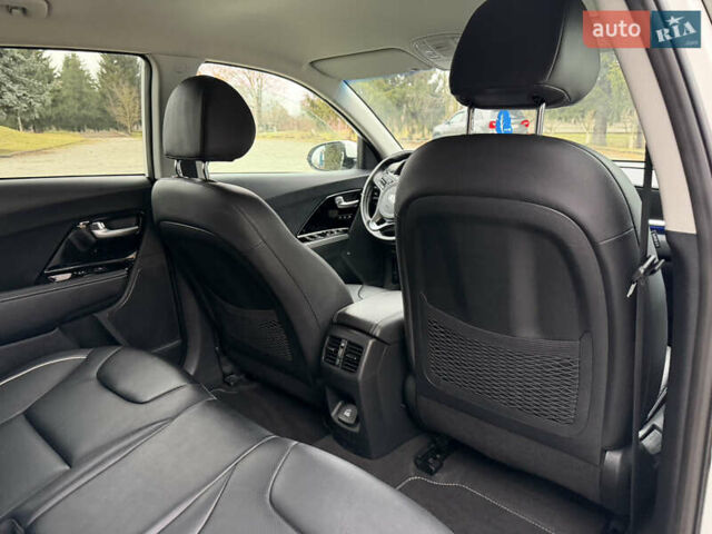 Білий Кіа Niro, об'ємом двигуна 0 л та пробігом 141 тис. км за 19499 $, фото 56 на Automoto.ua