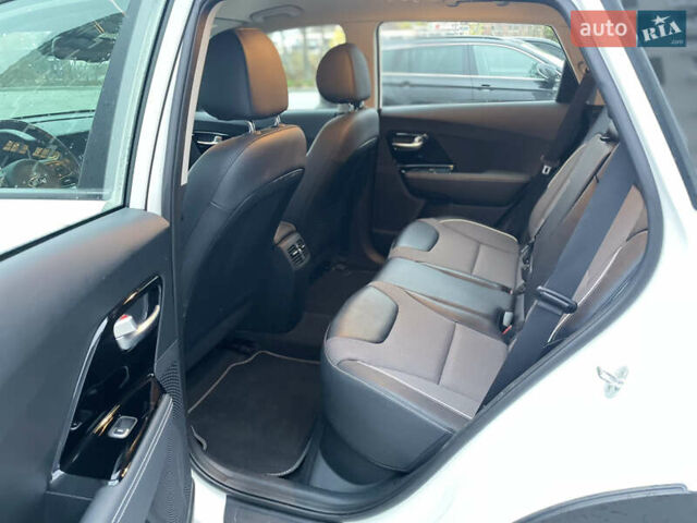 Білий Кіа Niro, об'ємом двигуна 0 л та пробігом 106 тис. км за 19300 $, фото 5 на Automoto.ua