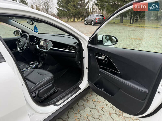 Білий Кіа Niro, об'ємом двигуна 0 л та пробігом 141 тис. км за 19499 $, фото 60 на Automoto.ua