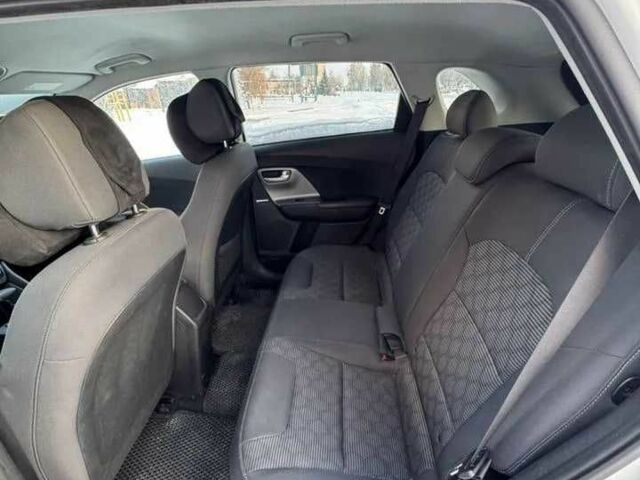 Белый Киа Niro, объемом двигателя 1.6 л и пробегом 100 тыс. км за 12000 $, фото 11 на Automoto.ua