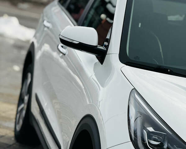 Білий Кіа Niro, об'ємом двигуна 0 л та пробігом 117 тис. км за 19750 $, фото 8 на Automoto.ua