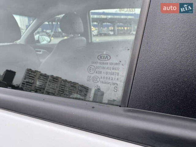 Киа Niro 2020 в Киеве на Automoto.ua Белый Киа Niro, объемом двигателя 0 л и пробегом 171 тыс. км за 18300 $, фото 54 на Automoto.ua