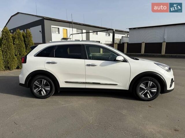 Белый Киа Niro, объемом двигателя 1.58 л и пробегом 200 тыс. км за 18600 $, фото 7 на Automoto.ua