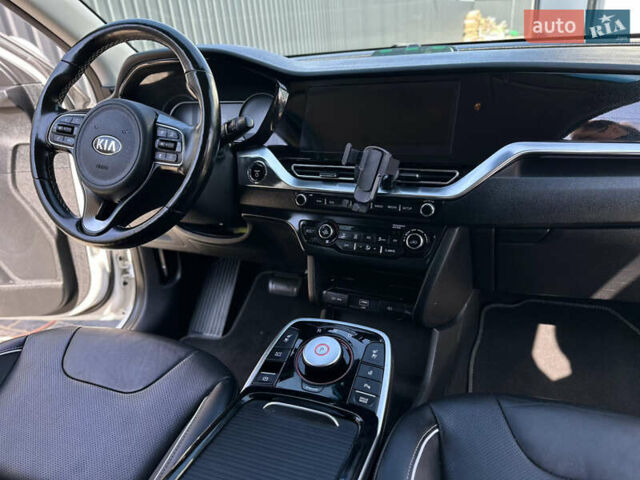 Белый Киа Niro, объемом двигателя 0 л и пробегом 103 тыс. км за 21000 $, фото 27 на Automoto.ua