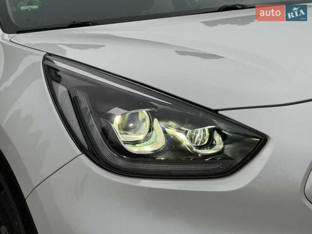 Білий Кіа Niro, об'ємом двигуна 0 л та пробігом 141 тис. км за 19499 $, фото 80 на Automoto.ua
