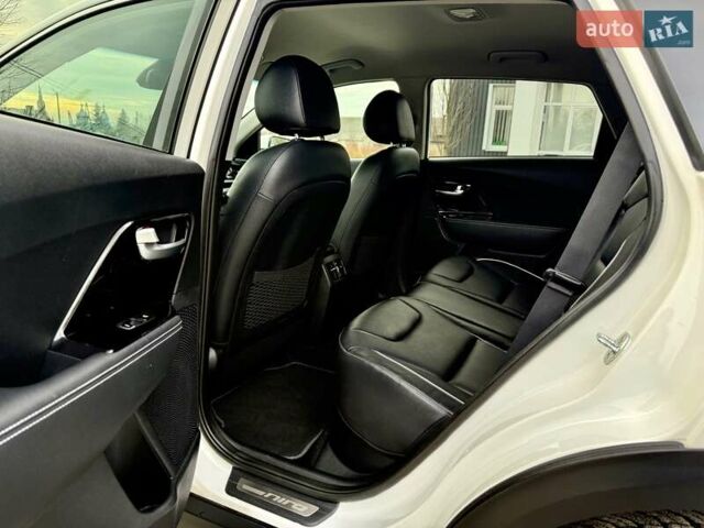 Білий Кіа Niro, об'ємом двигуна 0 л та пробігом 89 тис. км за 18950 $, фото 99 на Automoto.ua