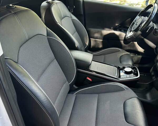 Киа Niro 2020 в Львове на Automoto.ua Белый Киа Niro, объемом двигателя 0 л и пробегом 129 тыс. км за 18350 $, фото 52 на Automoto.ua
