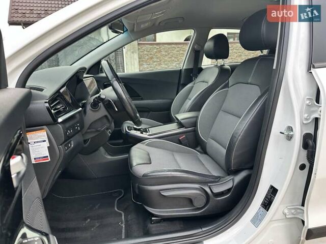 Білий Кіа Niro, об'ємом двигуна 0 л та пробігом 147 тис. км за 18800 $, фото 6 на Automoto.ua