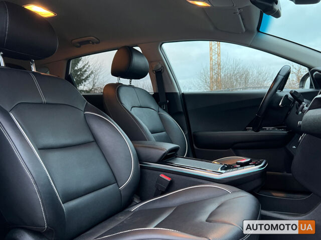 Білий Кіа Niro, об'ємом двигуна 64 л та пробігом 81 тис. км за 19999 $, фото 8 на Automoto.ua
