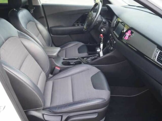 Белый Киа Niro, объемом двигателя 1.6 л и пробегом 98 тыс. км за 12400 $, фото 11 на Automoto.ua