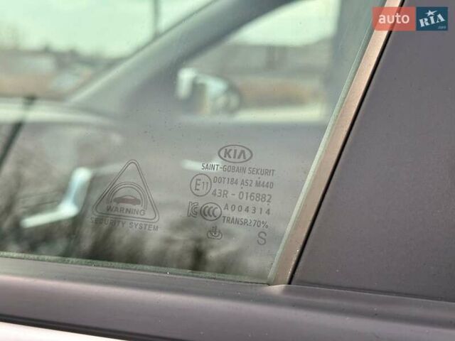 Білий Кіа Niro, об'ємом двигуна 0 л та пробігом 89 тис. км за 18950 $, фото 35 на Automoto.ua