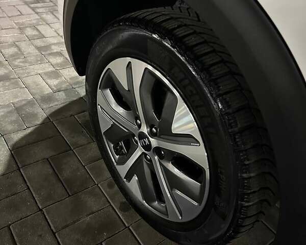 Белый Киа Niro, объемом двигателя 0 л и пробегом 94 тыс. км за 19855 $, фото 69 на Automoto.ua