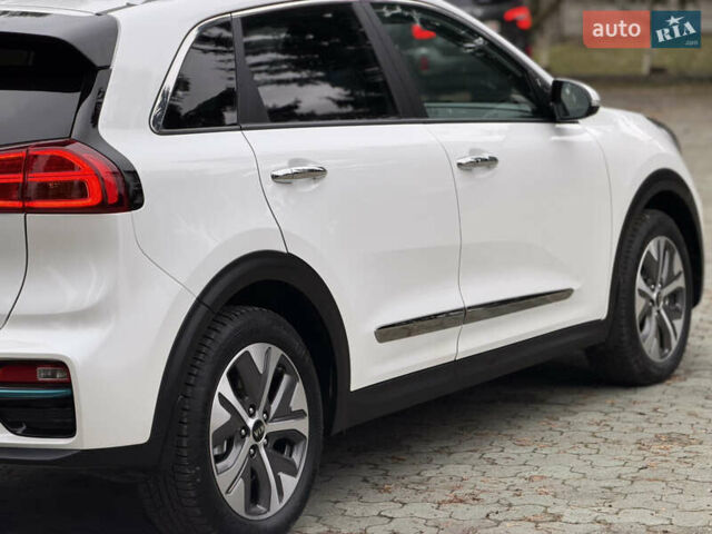 Білий Кіа Niro, об'ємом двигуна 0 л та пробігом 141 тис. км за 19499 $, фото 17 на Automoto.ua