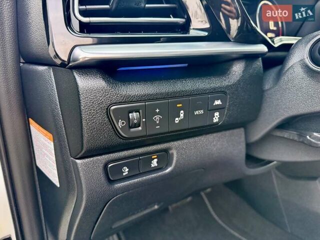 Білий Кіа Niro, об'ємом двигуна 0 л та пробігом 89 тис. км за 18950 $, фото 57 на Automoto.ua