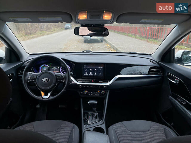 Білий Кіа Niro, об'ємом двигуна 1.6 л та пробігом 215 тис. км за 16800 $, фото 30 на Automoto.ua