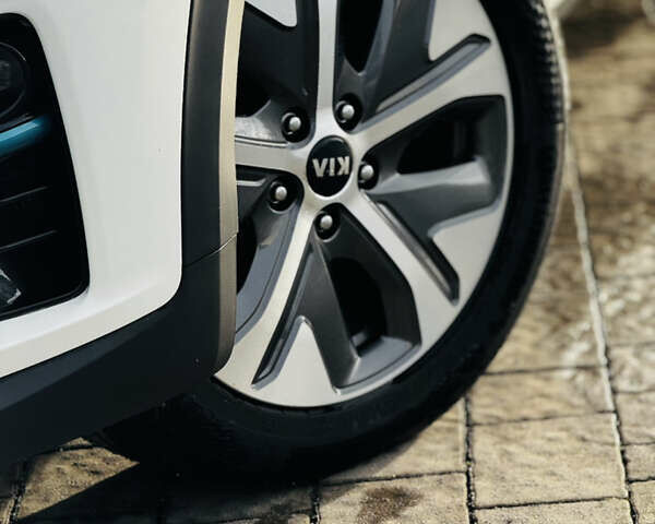 Білий Кіа Niro, об'ємом двигуна 0 л та пробігом 117 тис. км за 19750 $, фото 15 на Automoto.ua