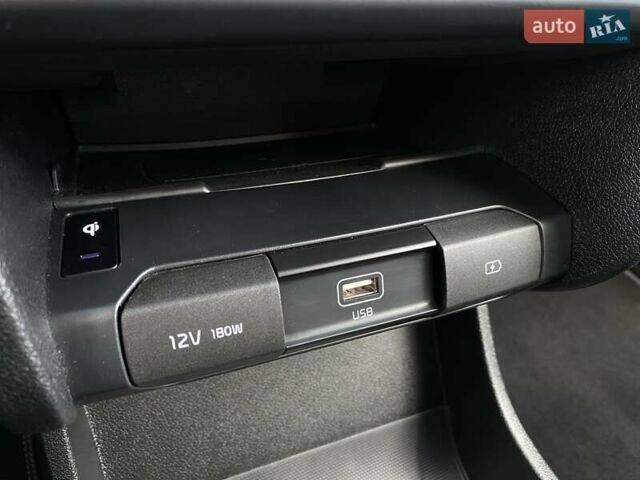 Білий Кіа Niro, об'ємом двигуна 0 л та пробігом 112 тис. км за 22900 $, фото 7 на Automoto.ua