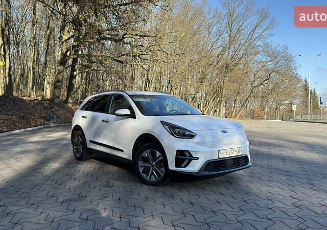 Белый Киа Niro, объемом двигателя 0 л и пробегом 126 тыс. км за 18400 $, фото 1 на Automoto.ua