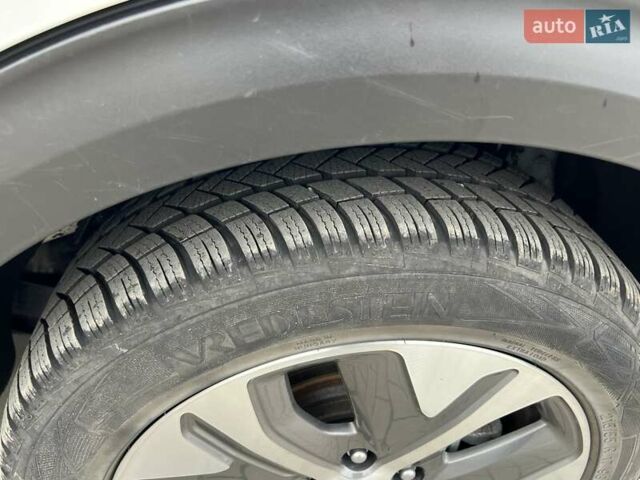 Белый Киа Niro, объемом двигателя 0 л и пробегом 146 тыс. км за 19799 $, фото 1 на Automoto.ua