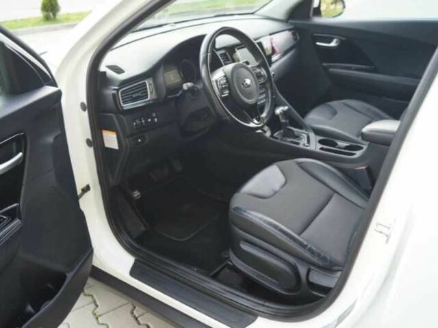 Белый Киа Niro, объемом двигателя 1.6 л и пробегом 98 тыс. км за 12400 $, фото 12 на Automoto.ua
