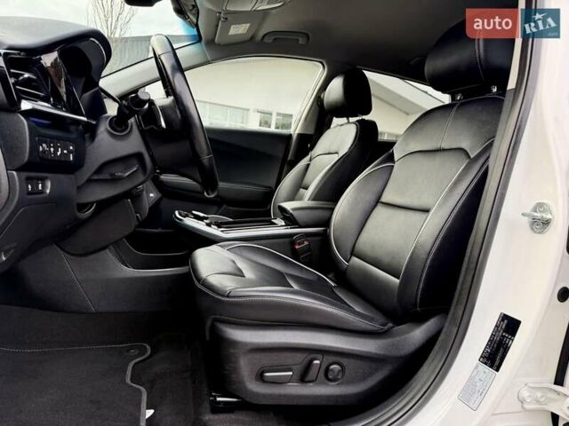 Білий Кіа Niro, об'ємом двигуна 0 л та пробігом 89 тис. км за 18950 $, фото 50 на Automoto.ua