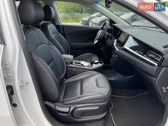 Білий Кіа Niro, об'ємом двигуна 0 л та пробігом 112 тис. км за 22900 $, фото 56 на Automoto.ua