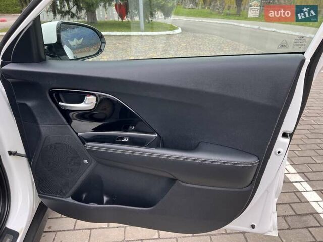 Белый Киа Niro, объемом двигателя 0 л и пробегом 146 тыс. км за 19799 $, фото 18 на Automoto.ua