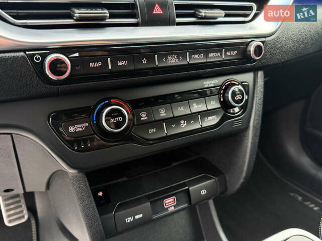 Білий Кіа Niro, об'ємом двигуна 0 л та пробігом 141 тис. км за 19499 $, фото 38 на Automoto.ua