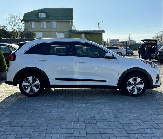 Білий Кіа Niro, об'ємом двигуна 1.6 л та пробігом 37 тис. км за 19700 $, фото 2 на Automoto.ua